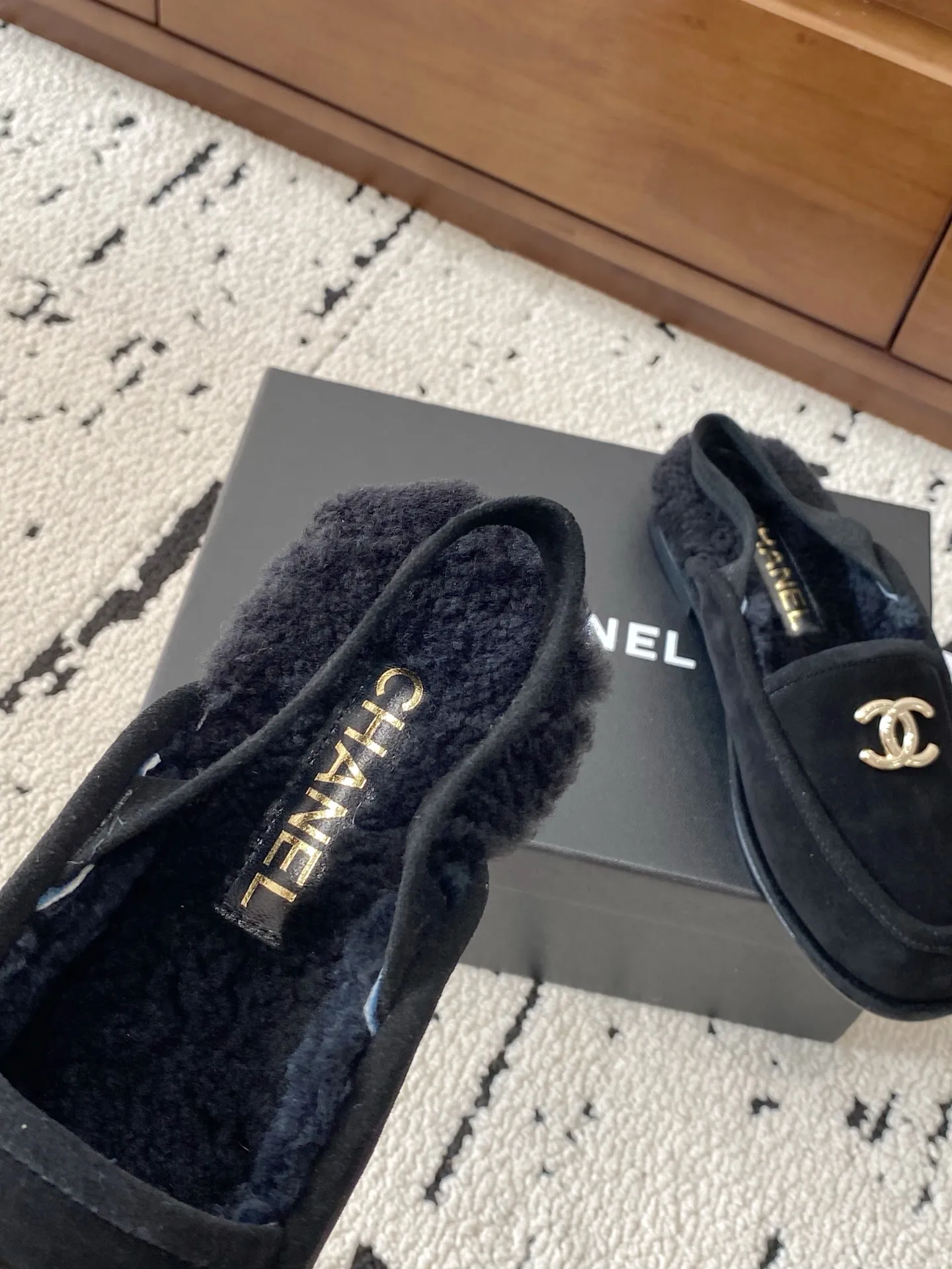 👟👟Ex-factory price 640👟👟 🍀CHANEL25s Chanel Mary Jane beanie hair slippers, a hot new release in the early autumn series, this season's hot item from the fragrance family! I really fell in love at first sight, the classic color matching is perfect!  Really super personalized, which is the biggest highlight of this shoe. The eye-catching but not exaggerated design is super cool for daily use. It is super versatile whether paired with pants, sweaters or skirts. It looks good no matter how you wear it. The more you look at it, the more you like it! Upper: imported sheep leather. Lining: original developed lamb wool. Outsole: Italian leather outsole. Size: #35-41 (40 41 custom-made, non-refundable) 👉 👉